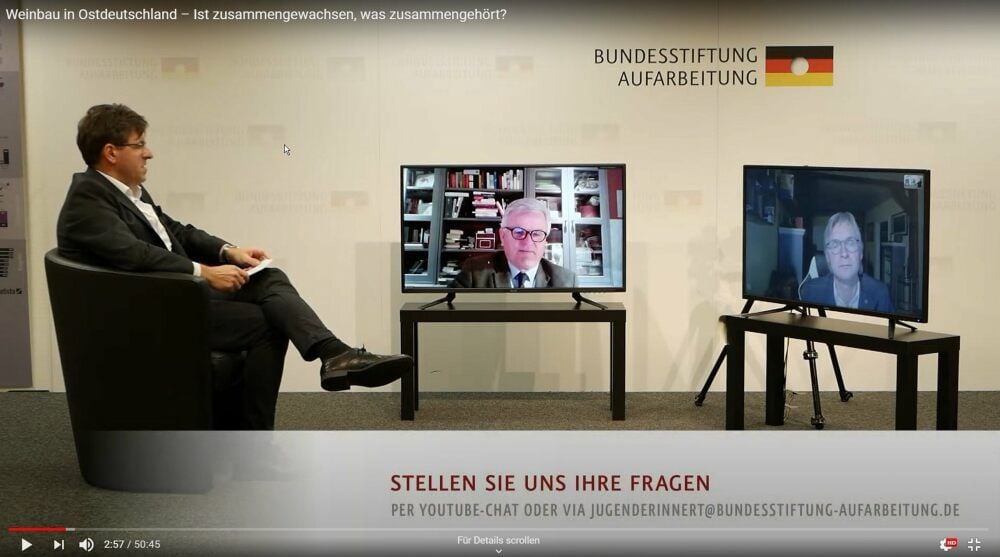 Online-Termin mit der Bundesstiftung „Aufarbeitung“: Die Winzer Bernard Pawis aus Freyburg (r.) und Georg Prinz zur Lippe aus Proschwitz sprechen mit Moderator Jörg von Bilawsky (l.) über die Entwicklung des ostdeutschen Weinbaus.