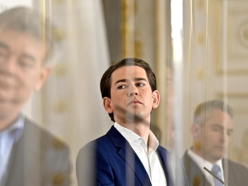 Vizekanzler Werner Kogler (l-r), Bundeskanzler Sebastian Kurz und Innenminister Karl Nehammer im Bundeskanzleramt in Wien. Österreichs Regierung will den Teil-Lockdown abermals verschärfen. Foto: Herbert Neubauer/APA/dpa