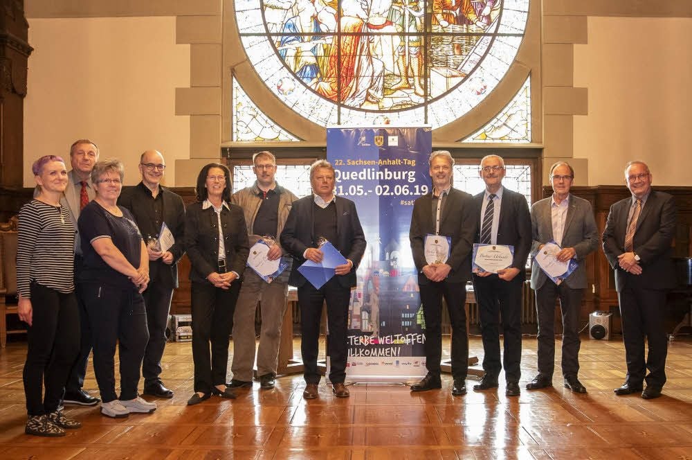Acht Vertreter von Partnerfirmen des Sachsen-Anhalt-Tages nahmen im Rathaus persönlich eine Dankesurkunde entgegen.