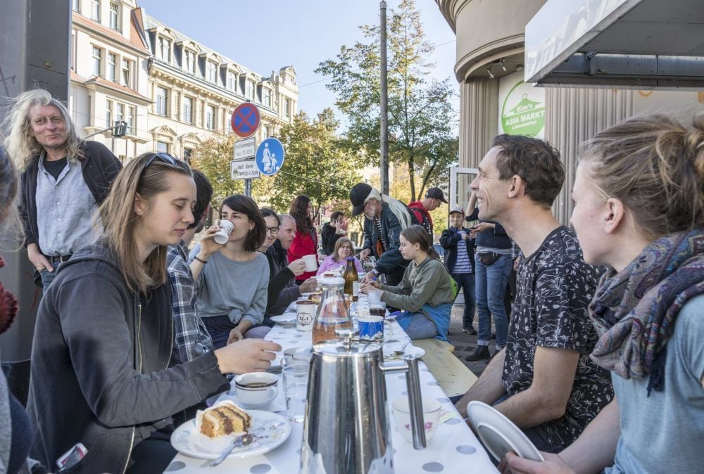 Große Kuchentafel vor dem Kiosk am Reileck: Der Verein Hr. Fleischer feiert Geburtstag.