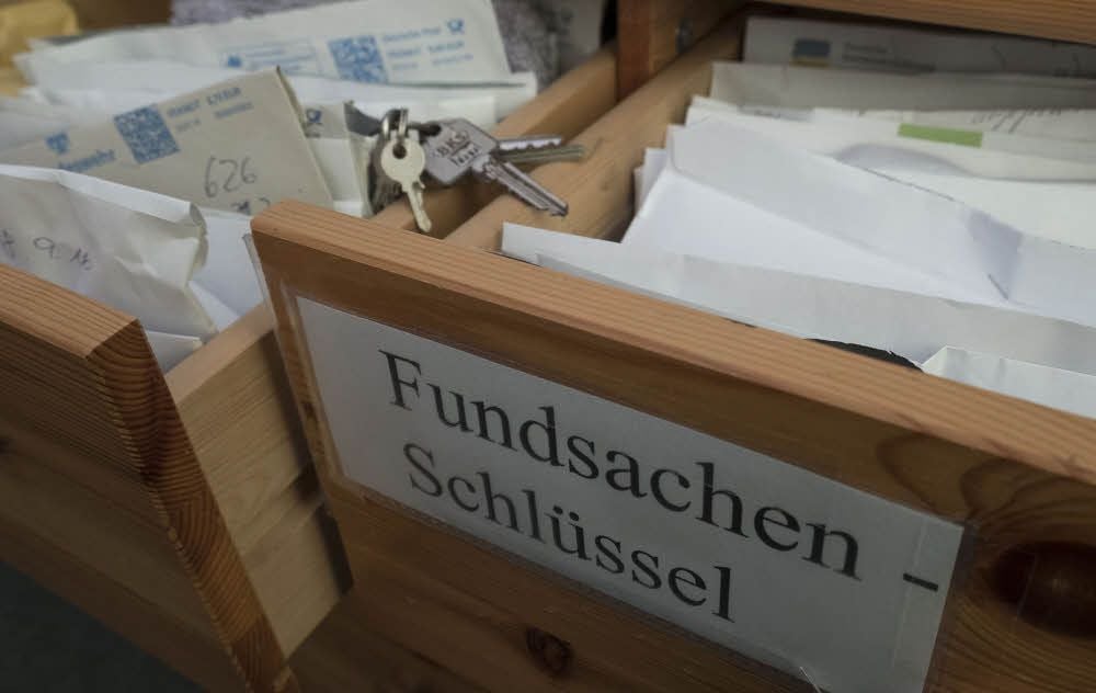 Im Fundbüro gibt es zwei große Schubfächer voller Schlüssel aller Art.