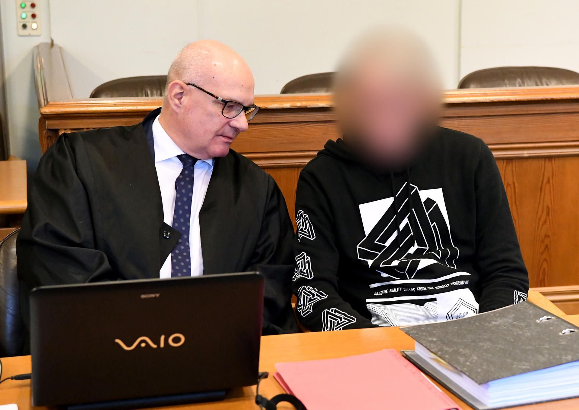Der wegen Millionenbetrugs Angeklagte (r.) im Verhandlungssaal im Landgericht von Kiel