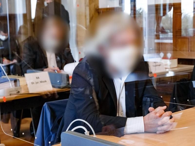 Die Angeklagten sitzen zwischen ihren Anwälten in einem Saal. Foto: Markus Scholz/dpa