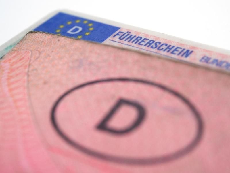 Der rosafarbene Papierführerschein ist bald Geschichte, weil alle Autofahrer den EU-Führerschein im Scheckkartenformat bekommen sollen. Foto: Andrea Warnecke