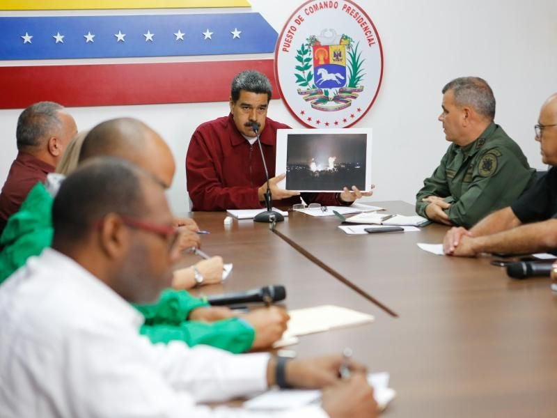 Die venezolanische Regierung um Präsident Nicolás Maduro (M) macht einen von den USA und der Opposition geplanten Cyberangriff für den Kollaps der Energieversorgung verantwortlich. Foto: Prensa Miraflores