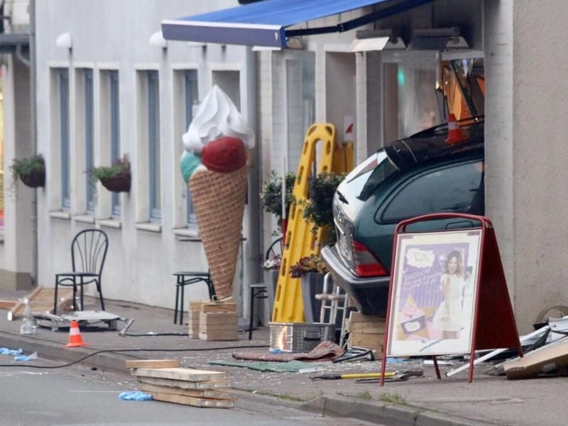 Das Unglücksfahrzeug steht nach dem Unfall fast vollständig in einer Eisdiele. Foto: Christof Dathe