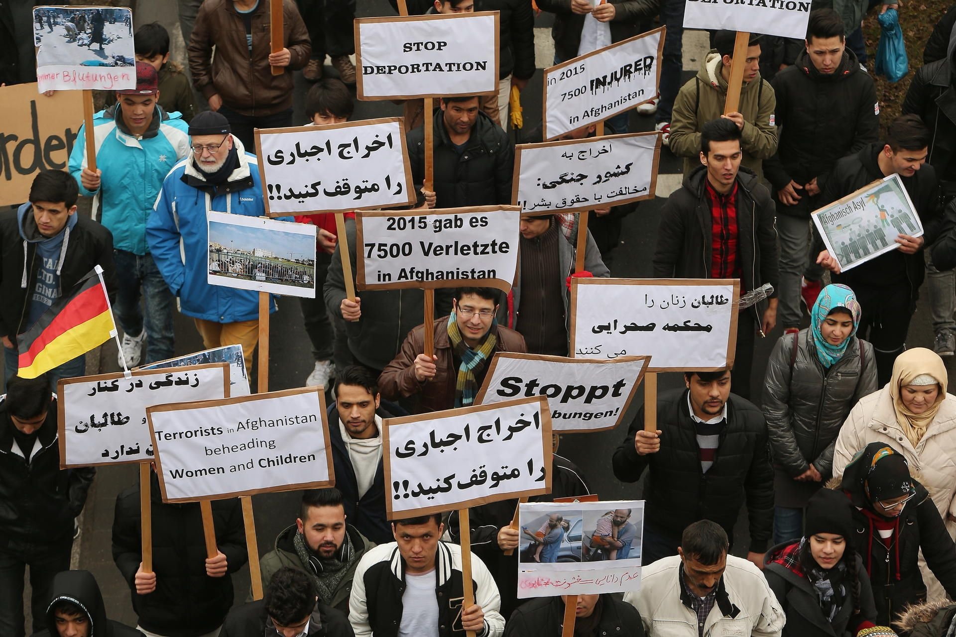 In Düsseldorf gingen rund 2000 Menschen auf die Straße, um für einen Abschiebestopp nach Afghanistan zu demonstrieren.