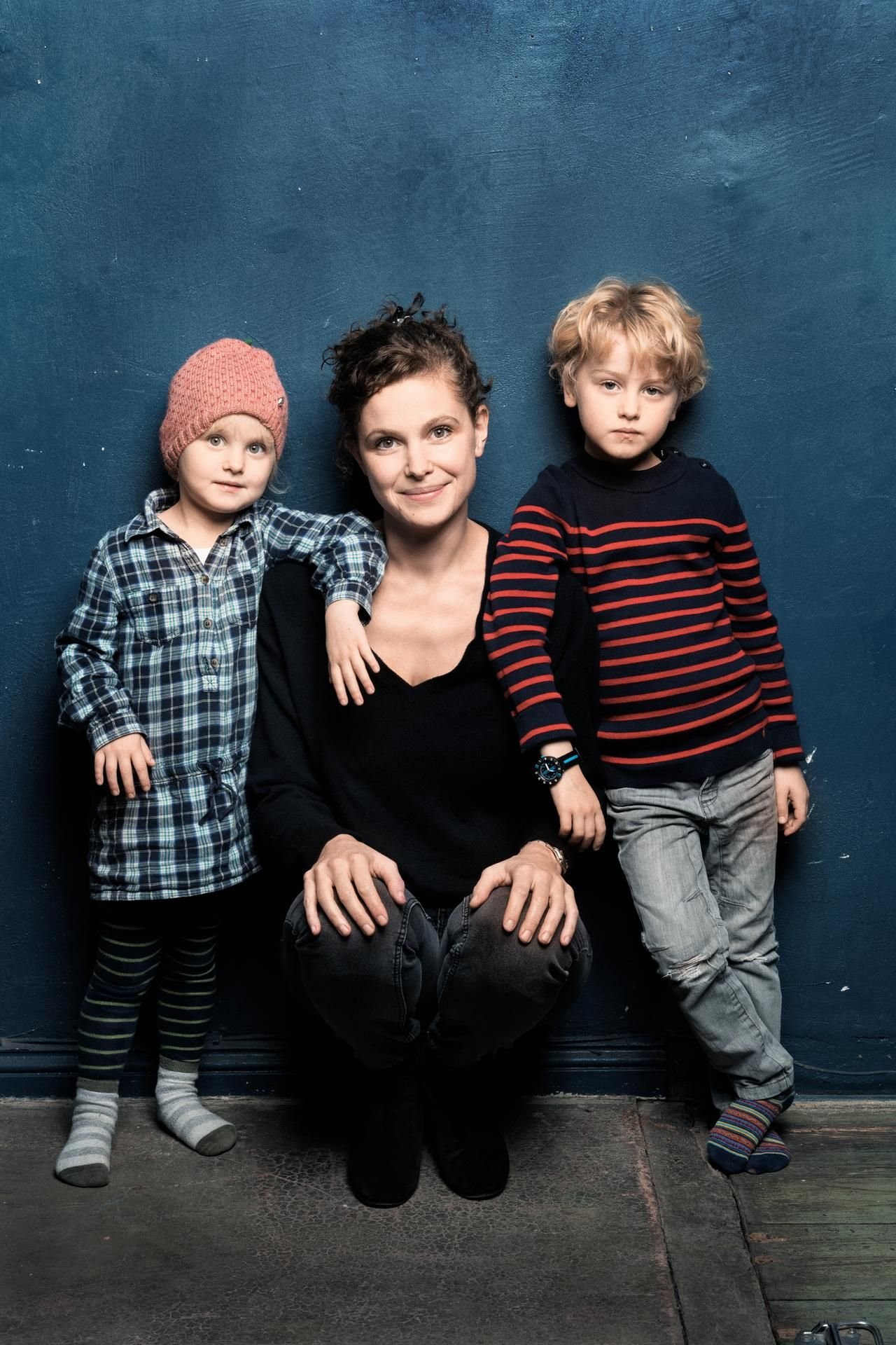 Caroline Rosales mit ihren beiden Kindern.