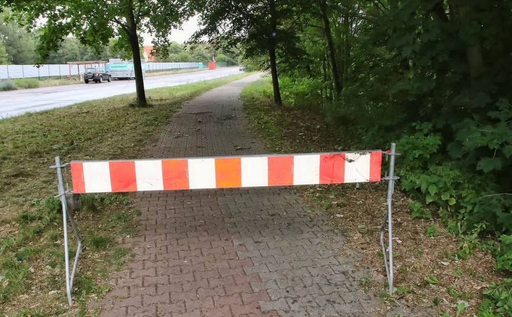 Der vorsorglich abgesperrte Radweg