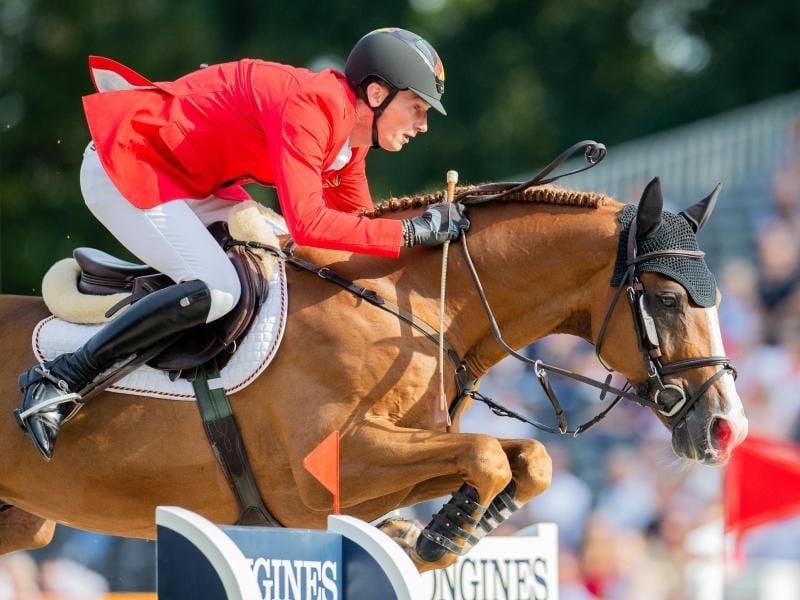 Der deutsche Reiter Daniel Deußer hat Chancen auf eine Medaille. Foto: Rolf Vennenbernd