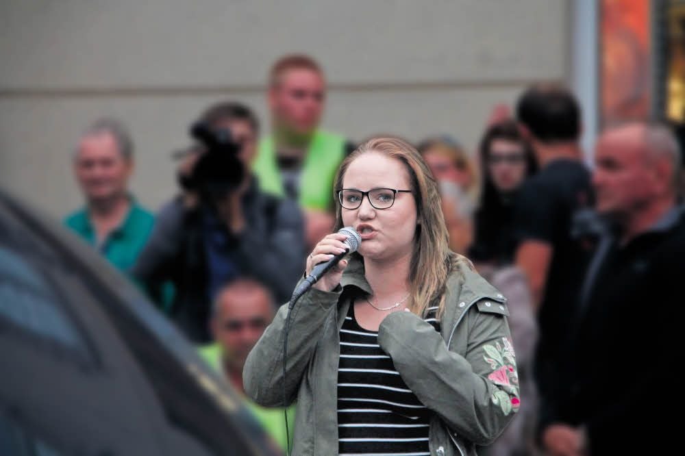 Hier spricht eine besorgte Bürgerin: „Die da hinten werden als erstes brennen, brennen!“