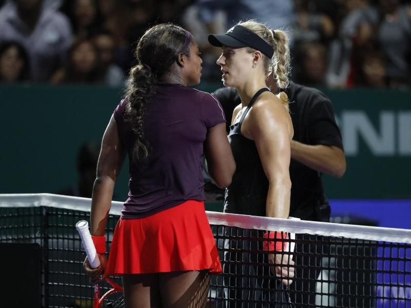 Handschlag zwischen Angelique Kerber (r) und Sloane Stephens vor dem Match. Foto: Vincent Thian/AP