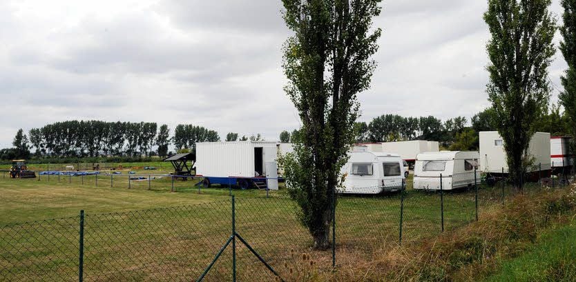 Seit Wochen standen Wohnwagen und Anhänger im Ort.