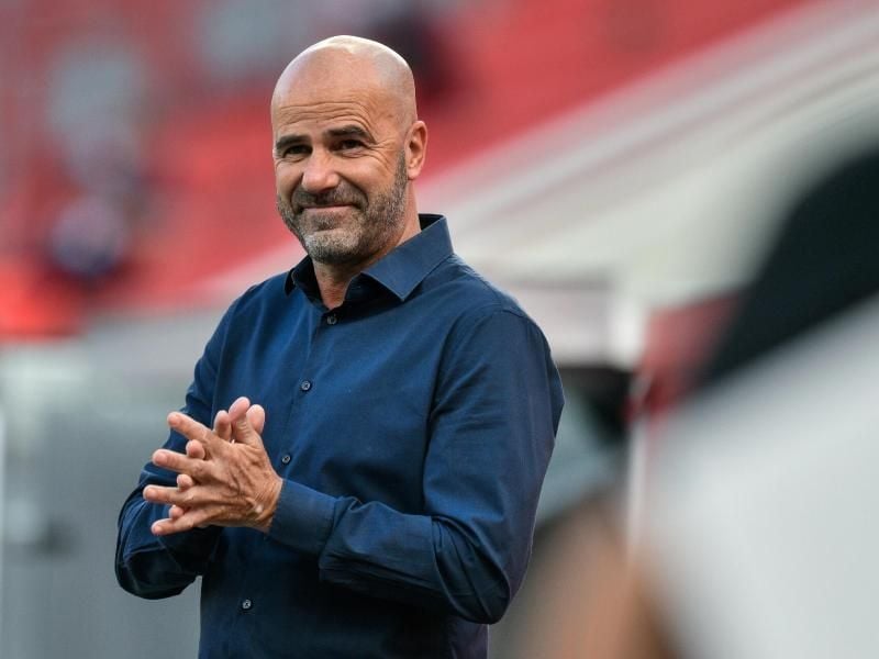 Plant für das Spiel gegen Hapoel Be'er Sheva mit komplett neuer Viererkette: Peter Bosz, Trainer von Bayer 04 Leverkusen. Foto: Sascha Schuermann/AFP-Pool/dpa