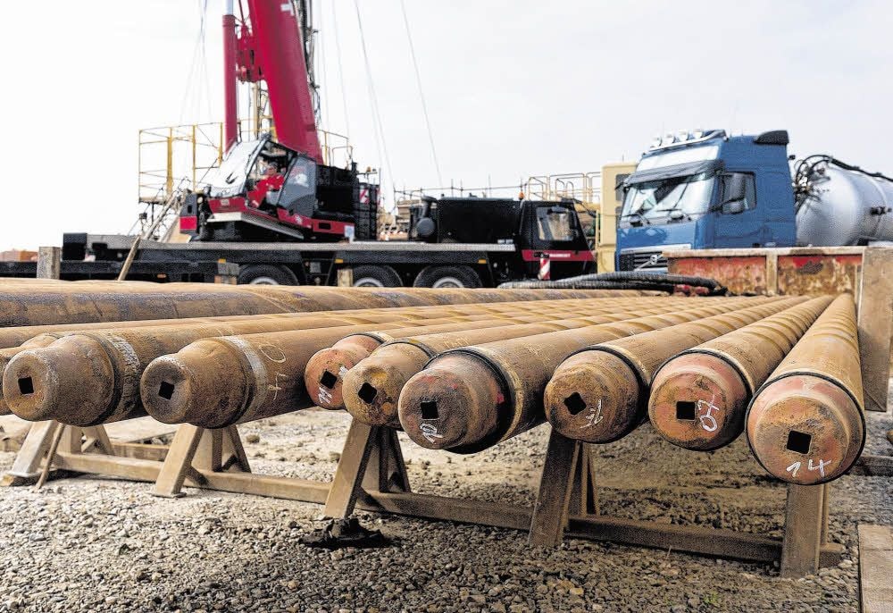 Mit schwerem Bohrgerät werden am Gasspeicher in Bad Lauchstädt die Rohre in Hunderte Meter Tiefe gelegt.