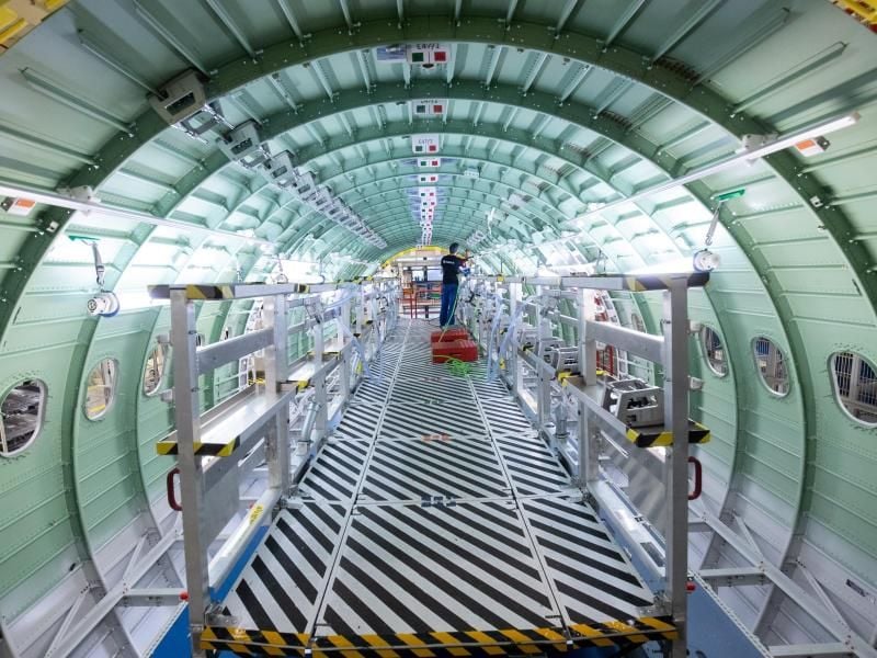 Ein Airbus-Techniker arbeitet in einem Rumpfsegment in der neuen Strukturmontage der Airbus A320 Familie. Foto: Christian Charisius/dpa