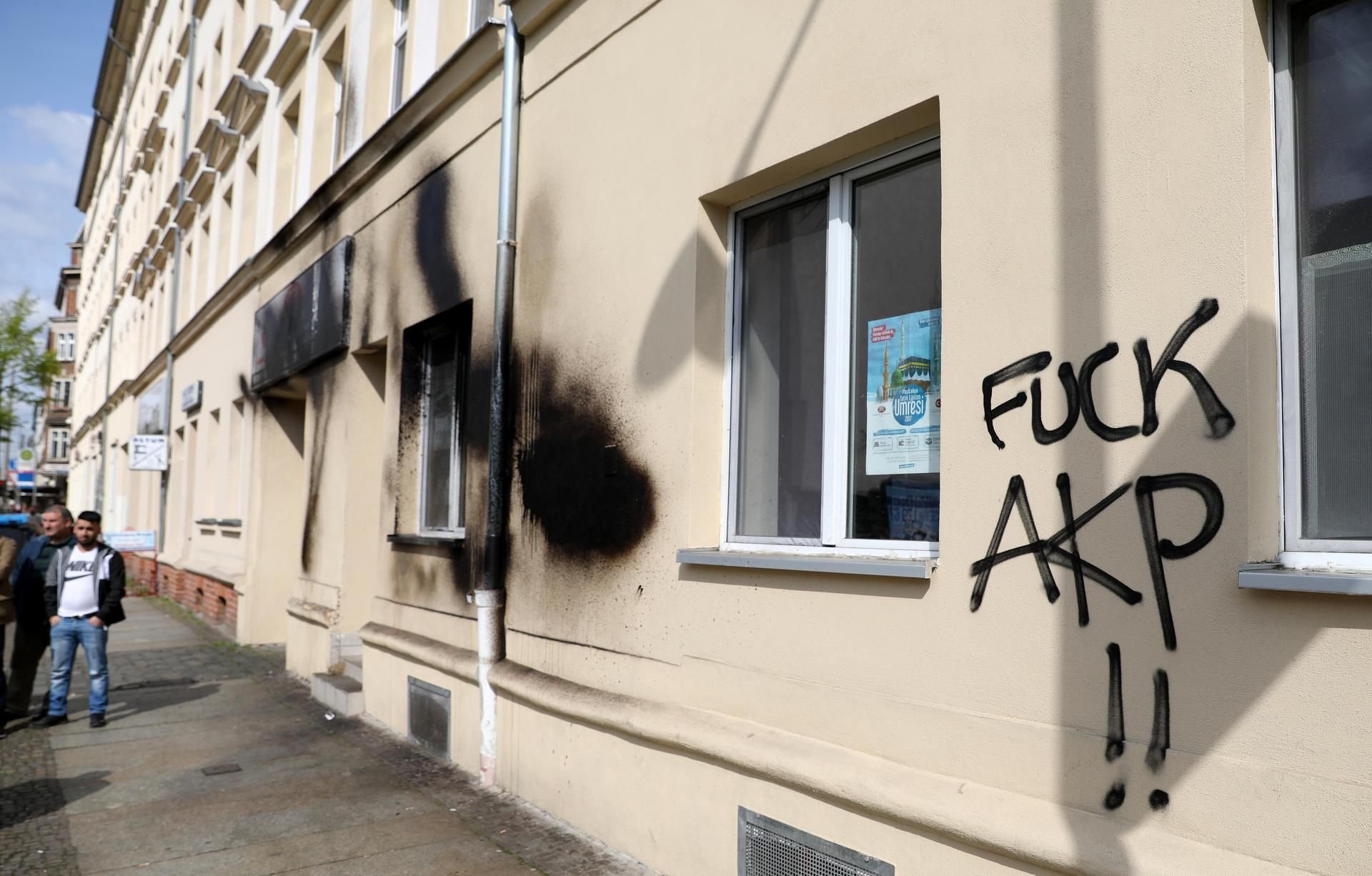 „Fuck AKP“ steht nach einem Farbanschlag an der Außenfassade einer Moschee in Leipzig