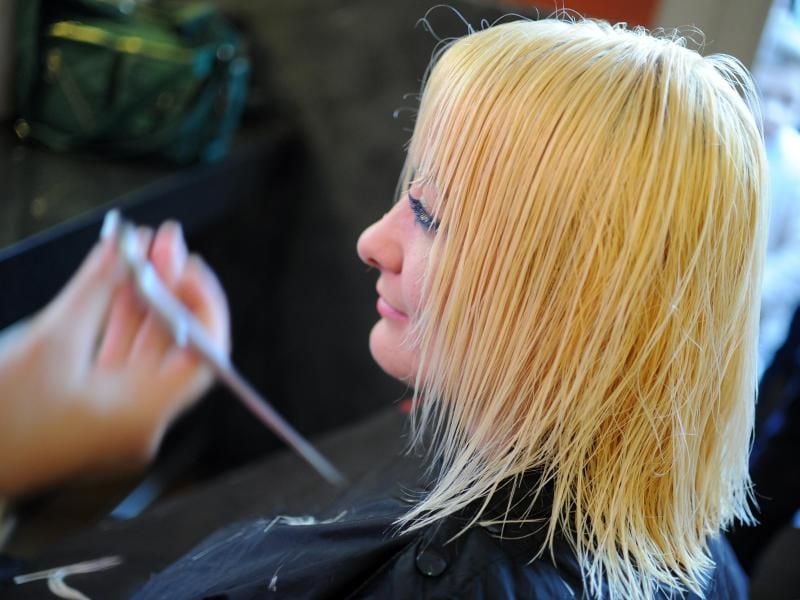 Wer häufig einen Fahrradhelm trägt, sollte sich die Haare stufig schneiden lassen. So kann man sie schnell wieder auflockern, nachdem der Helm abgenommen wurde. Foto: Britta Pedersen