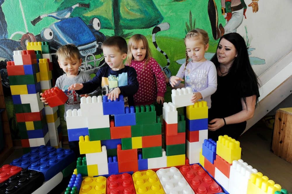 Kathleen Kreutz betreut die Kinder im Zwergenstübchen Hettstedt, einige werden auch am Wochenende gebracht, weil die Eltern arbeiten.