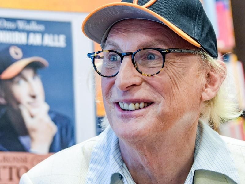 Otto Waalkes spricht in einer Buchhandlung während eines Interviews. Foto: Axel Heimken