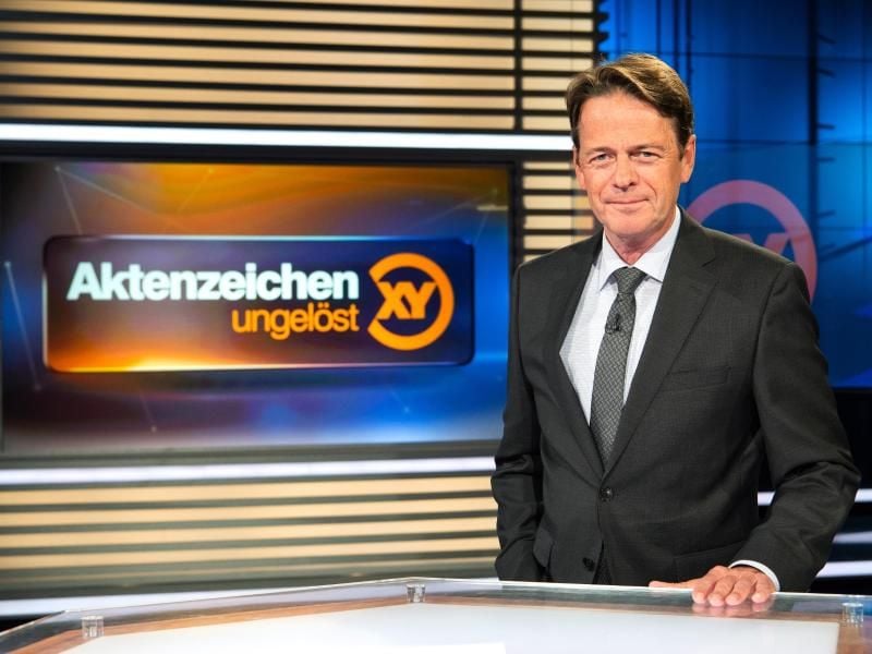 ZDF-Moderator Rudi Cerne im Studio der Sendung „Aktenzeichen XY ... ungelöst”. Foto: Sina Schuldt/dpa/Archiv