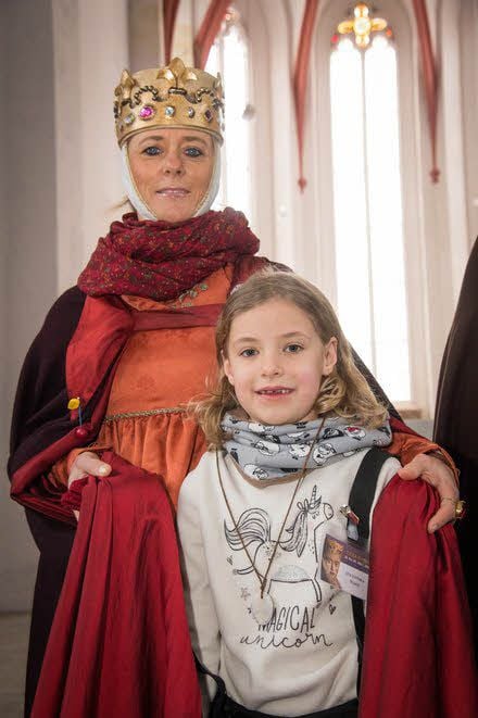 Die siebenjährige Uta Victoria Runge als Jüngste im Uta-Bunde trifft auf Uta-Darstellerin Jaqueline Girbig. OB Bernward Küper gratuliert Uta Näser zum Geburtstag. Zuvor führte die Gruppe „Allerlei “ die Gäste des Uta-Treffens von der Marienkirche in den Dom.