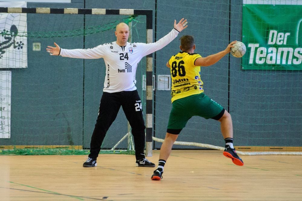 Laut seinem Trainer Steffen Baumgart zeigte Andreas Nositschka (l.), hier im Heimspiel gegen Bad Blankenburg, in Aschersleben seine bislang beste Saisonleistung.