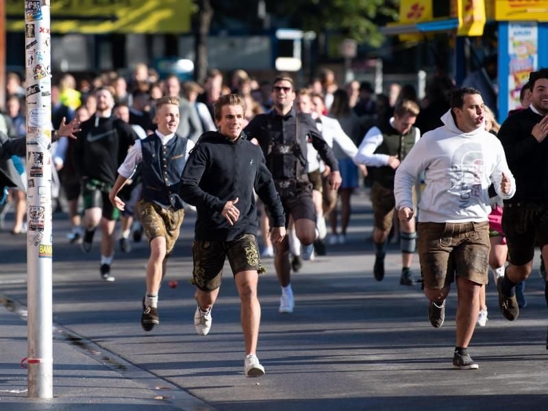 Auftakt zum Oktoberfest: Die ersten Wiesnbesucher rennen nach dem Einlass zu den Festzelten. Foto: Sven Hoppe