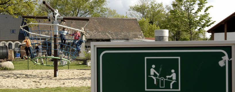 Das Kletternetz auf dem Spielplatz Freiwalde wurde, wie der gesamte Spielplatz, 2005 eingeweiht. Hier ein Archivbild von der Eröffnungsveranstaltung im Mai 2005.