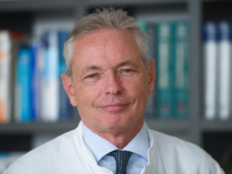 Prof. Stefan Zeuzem, Direktor des Zentrums für Innere Medizin des Universitätsklinikums in Frankfurt am Main, gibt in seinem Büro ein Interview. Foto: Arne Dedert/dpa
