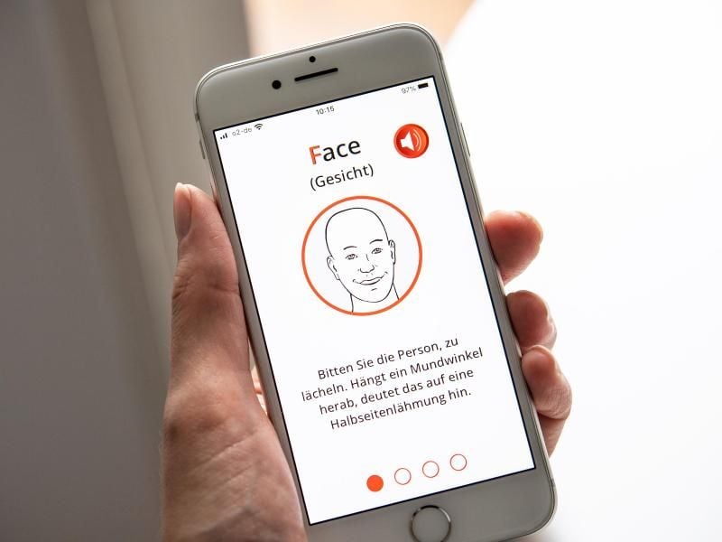 Ein herabhängender Mundwinkel beim Lächeln ist ein typisches Merkmal von einer Lähmungserscheinung - das ist eines von drei Symptomen, die die App FAST-Test zur Schlaganfallerkennung abfragt. Foto: Catherine Waibel/dpa-tmn