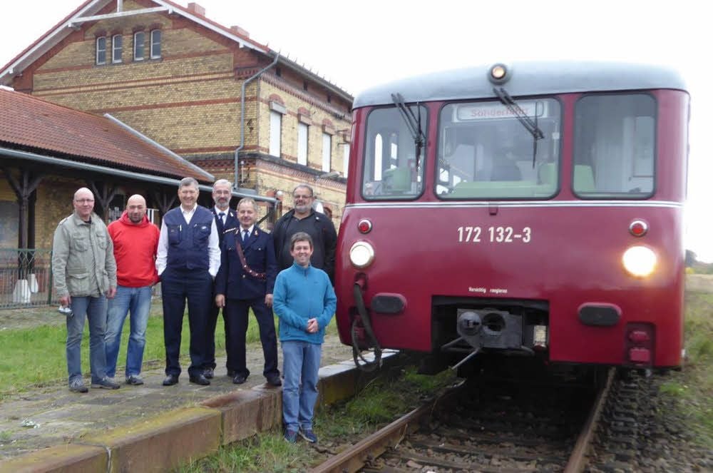 Von links: Holger Fuchs und Marcel Rietz von den Akener Eisenbahnfreunden, Lokführer Silvio Köstner, Wolfgang Lindner und Frank Illing von den Ferkeltaxi-Freunden sowie Lokführer Wolfgang Fischer, vorn: David Hobler.