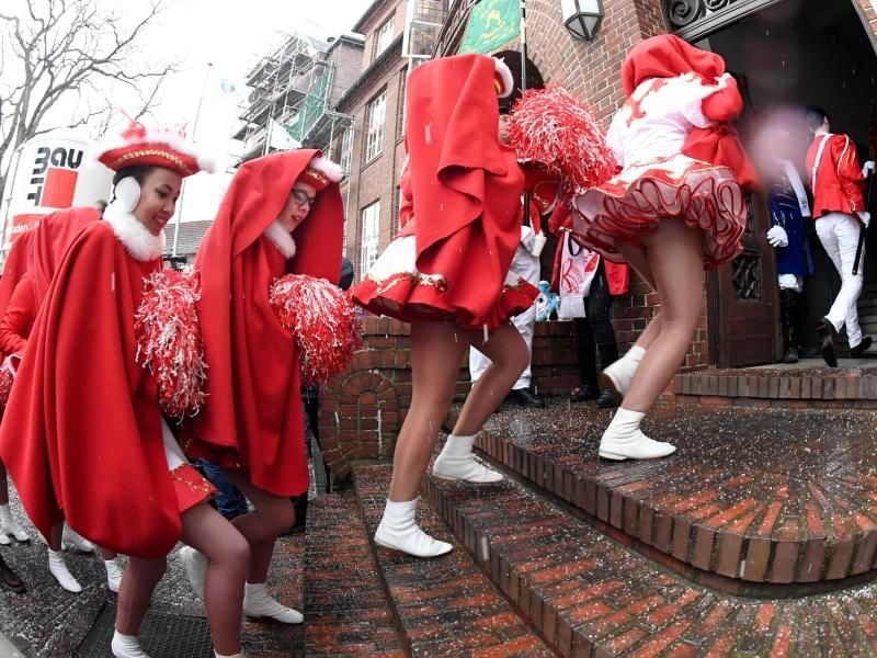 Karnevalisten erstürmen das Rathaus. Foto: Carsten Rehder/dpa/Archivbild