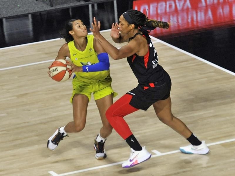 Satou Sabally (l) spielt in der WNBA für die Dallas Wings. Foto: Steve Nesius/AP/dpa