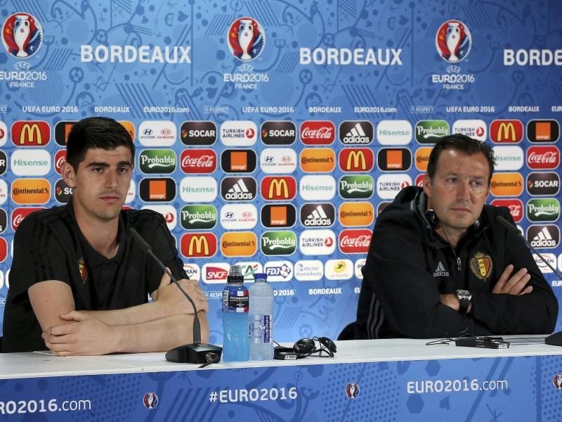 Belgiens Nationaltrainer Marc Wilmots (r) und Torwart Thibaut Courtois gerieten während der EM mehrfach aneinander. Foto: Uefa Handout/UEFA