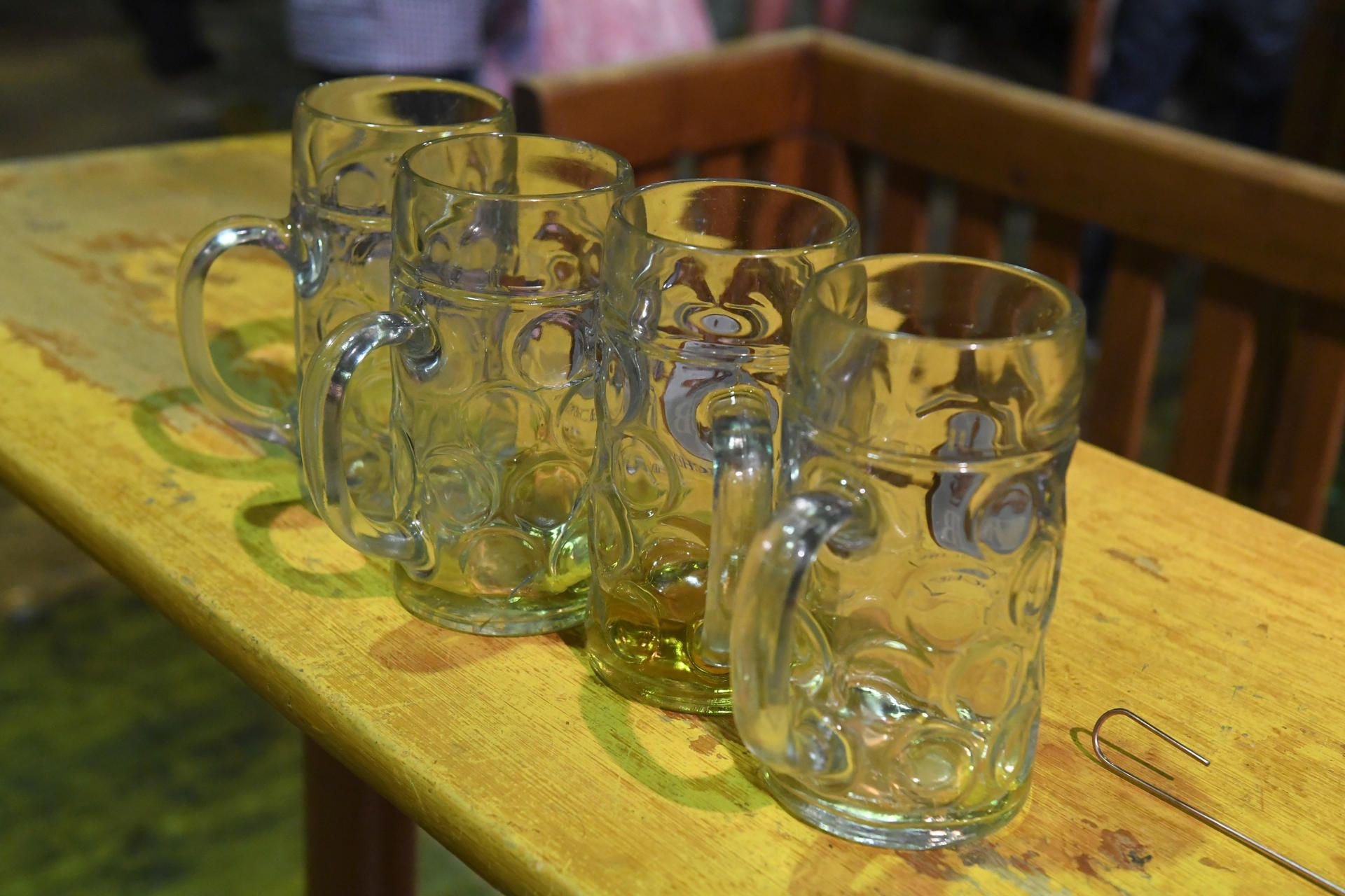 Leere Maßkrüge beim Oktoberfest