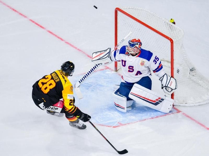 Frank Mauer (l) scheitert an US-Goalie Cory Schneider. Foto: Uwe Anspach