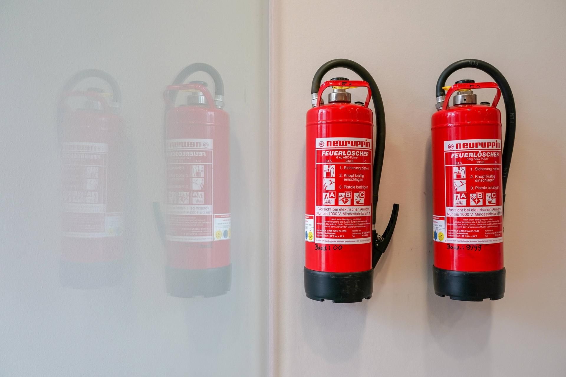 Feuerlöscher dienen dem Brandschutz.