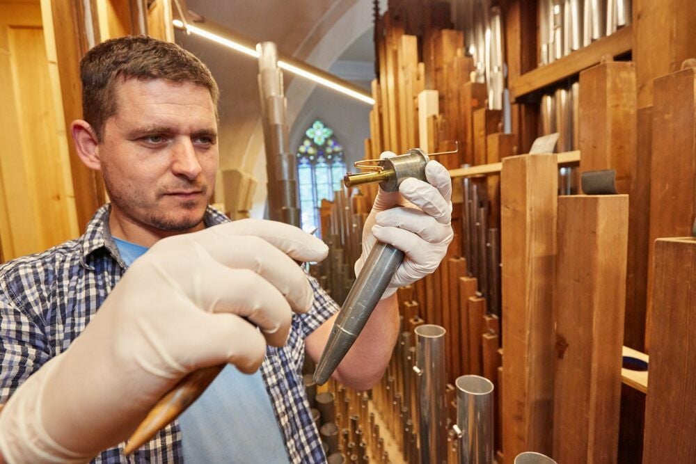 Intonateur Daniel Gatzsche muss bei seiner Arbeit äußerst präzise vorgehen.