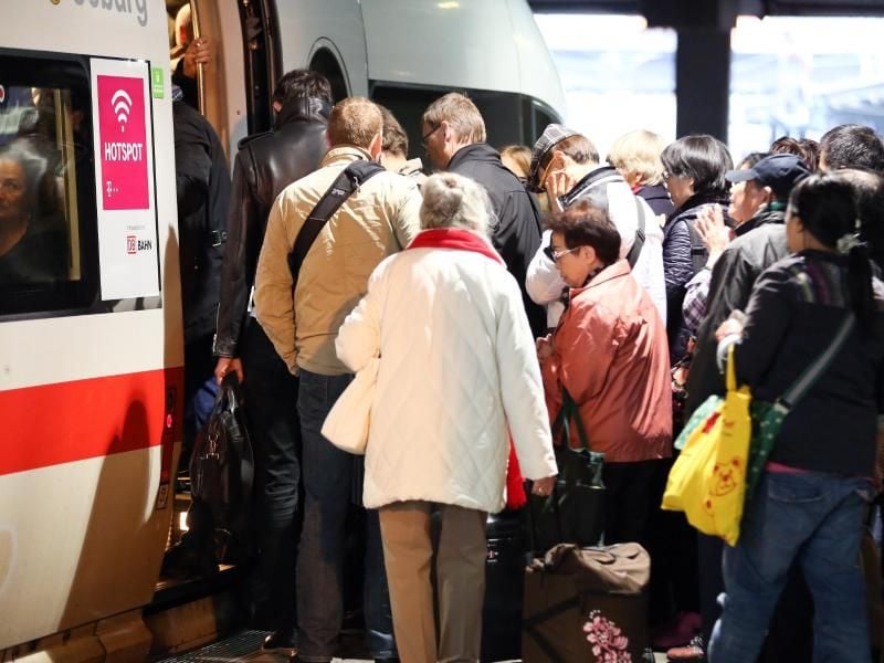 Dicht gedrängt steigen Reisende am Hamburger Hauptbahnhof in einen überfüllten Zug. Foto: Bodo Marks/dpa