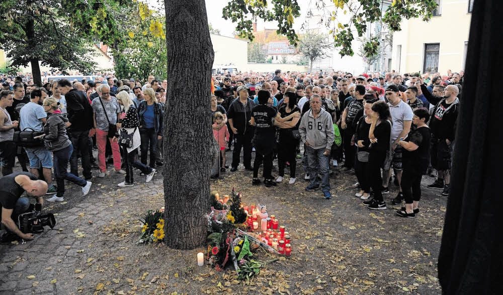 Knapp 2.500 Menschen versammelten sich am Sonntagabend an dem Spielplatz in Köthen, an dem es zu der tödlichen Auseinandersetzung kam.