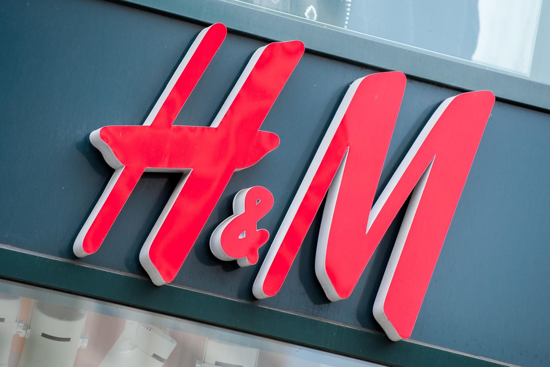 Das Logo der Bekleidungskette Hennes und Mauritz (H&M)
