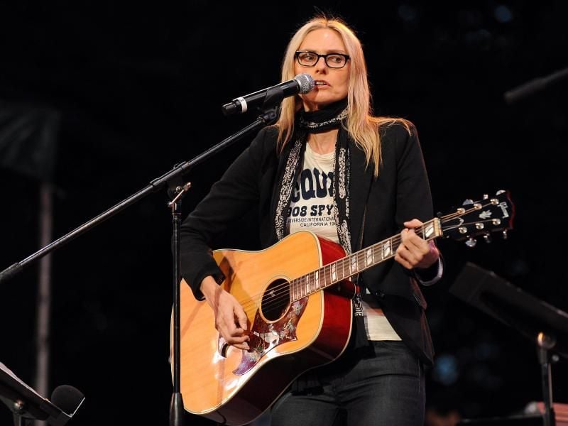 Zeitlos gut: Aimee Mann bei einem Konzert in New York 2010. Foto: Andrew Gombert