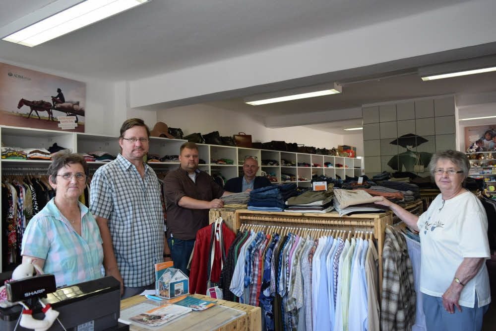 Über das zweijährige Jubiläum des Ladens am Donnerstag freuen sich Birgit und Roland Kellner, Ronny Graue, Olaf Vogt und Inge Buchmann (v. li.).
