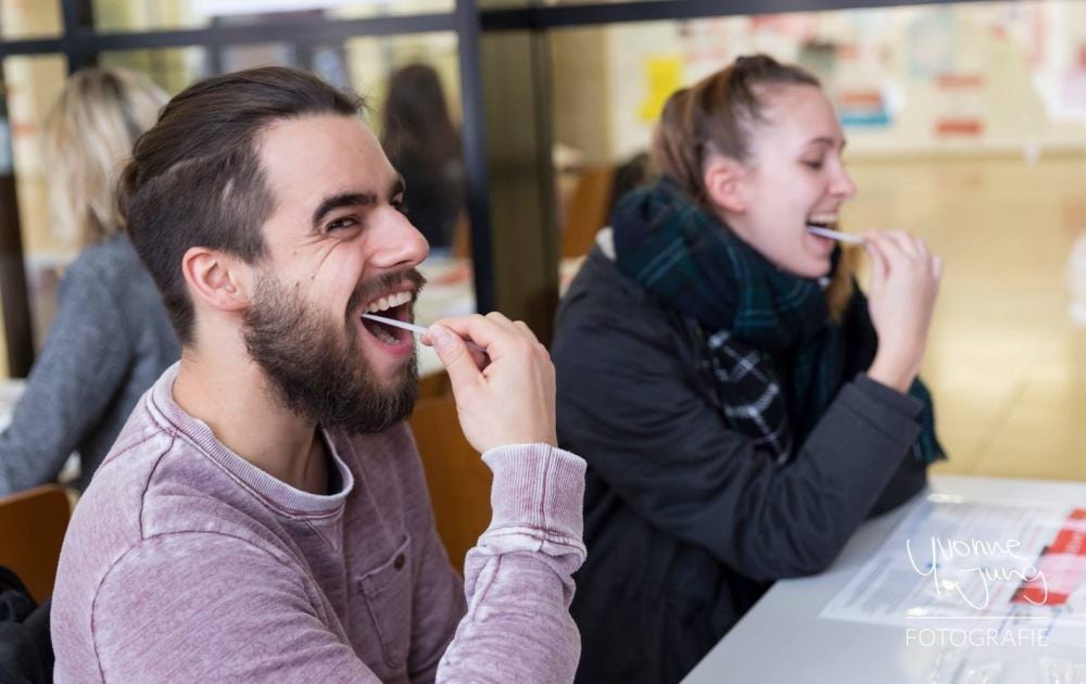 Die Typisierung per Wangenabstrich ist kinderleicht. Man kann sie online anfordern. Große Firmen oder Vereine können auch die DKMS zu Events einladen.