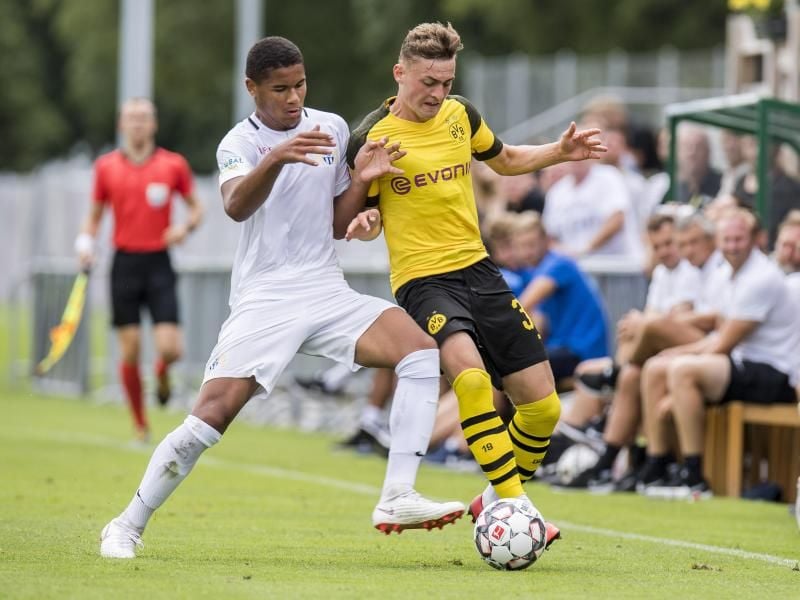 Dortmunds Jacob Bruun Larsen (r) wird der Ball vom Züricher Simon Sohm abgenommen. Foto: David Inderlied