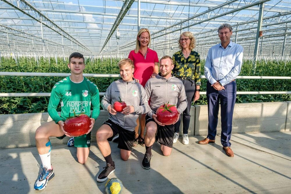 Spieler, Athletik-Trainerin und die Sponsoren freuen sich auf die Mitteldeutsche Handball-Oberliga.