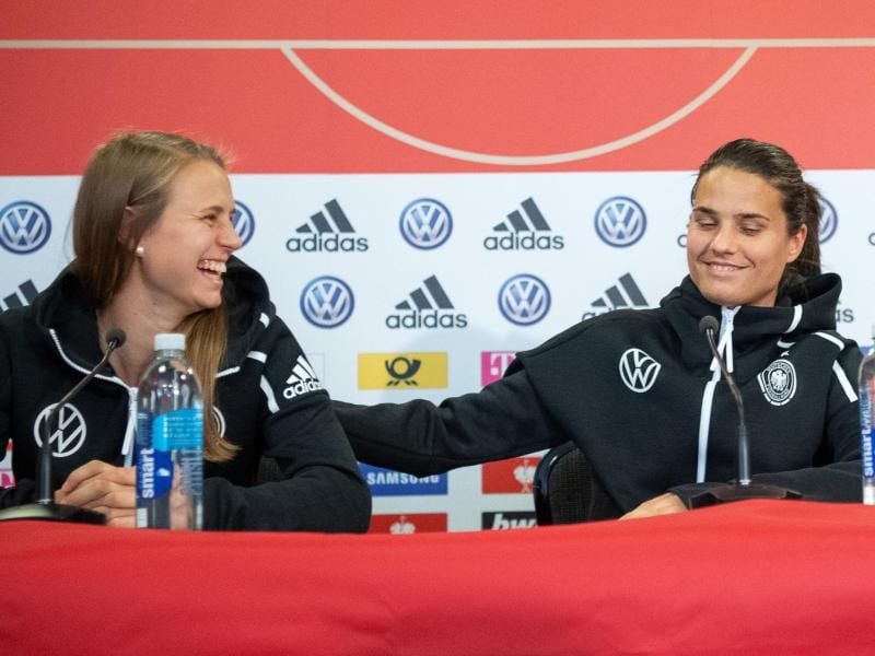 Pressekonferenz mit Klara Bühl (l): Für Dzsenifer Marozsan ist die WM in Frankreich eine Art Heimspiel. Foto: Sebastian Gollnow