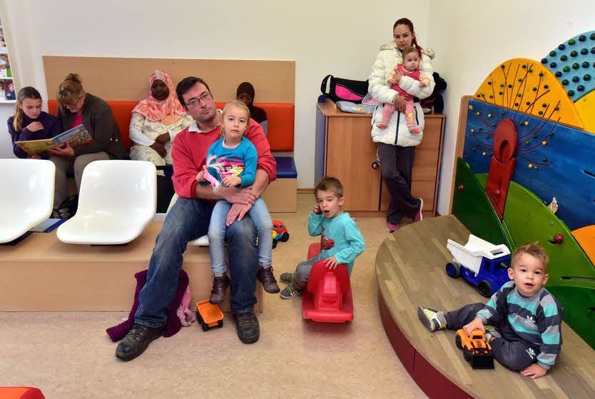 In der Weißenfelser Kinderarztpraxis von Ingrid Bretschneider wurden seit September bereits über 100 Kinder gegen Grippe geimpft, unter anderem auch Isabella (Mitte), die mit ihrem Vater Stefan Reinsberger in der Praxis weilte.