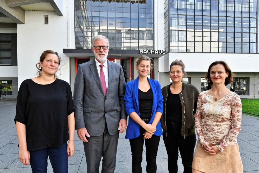 Kultusminister Rainer Robra mit den Bauhausagentinnen Philine Sollmann, Tabea Kießling, Anne Schneier und Silke Wallstein (v.l.).